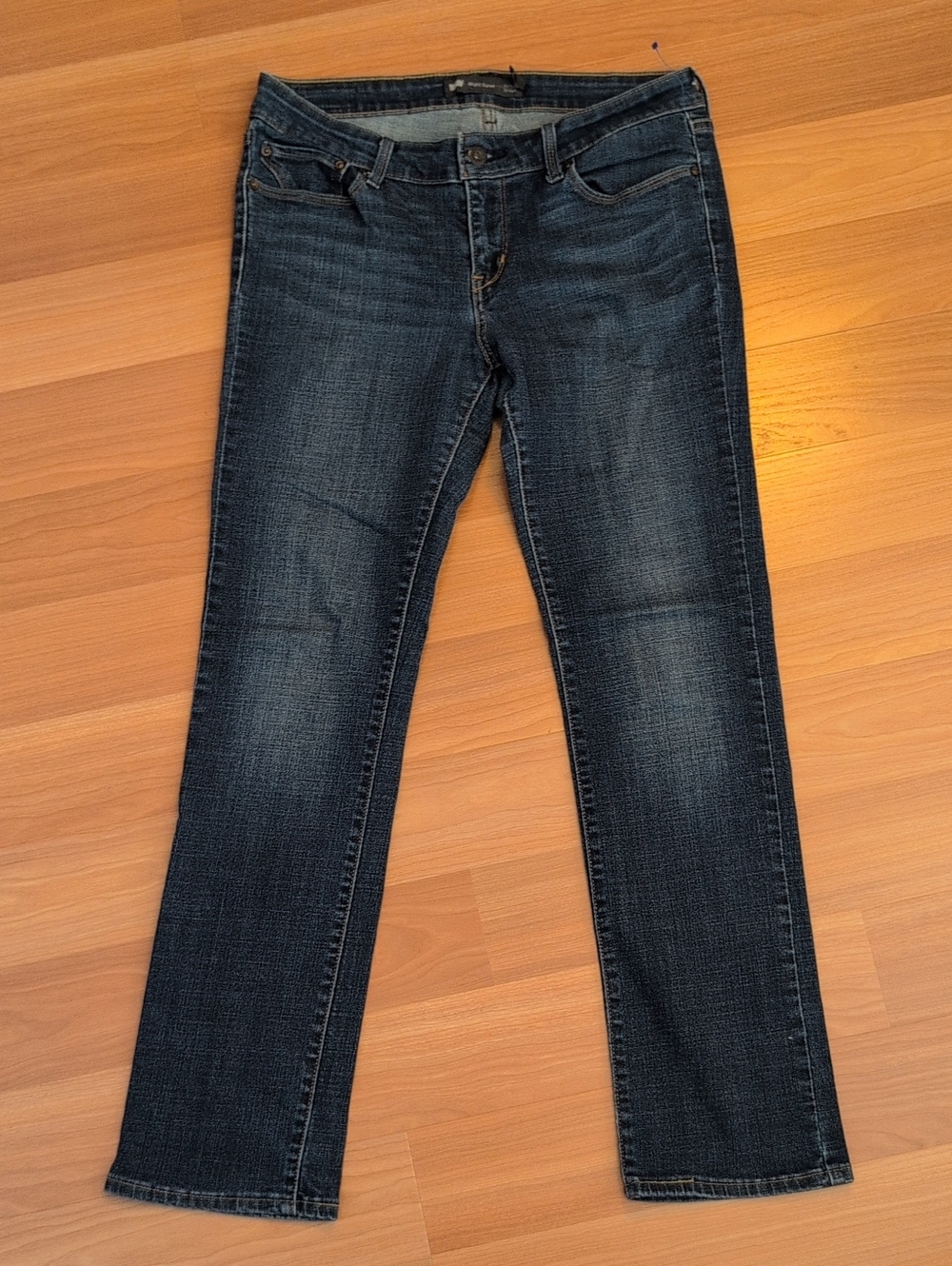 Levi's Classic Women's Dark Blue Mid Rise Straight-Leg Slight Curve Jeans
